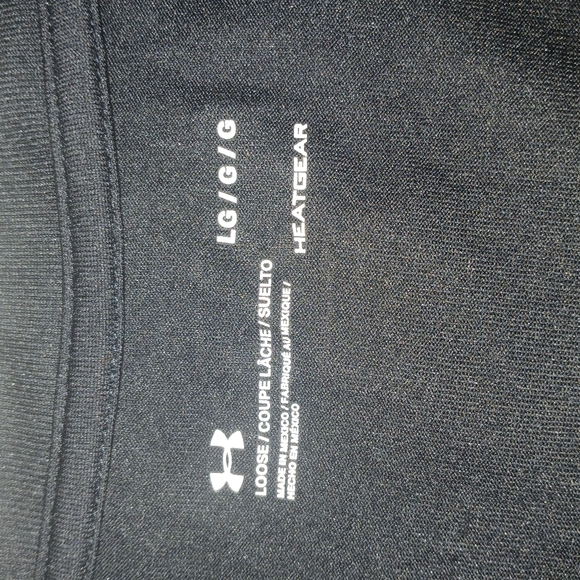 Under Armour Heatgear short sleeve v-neck t-shirt. Size L - Picture 5 of 6